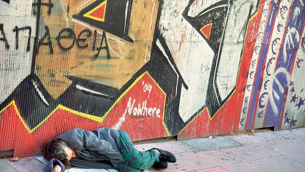 A praça de Atenas: siringas esterilizadas, «stanze del buco» e a resposta às overdoses