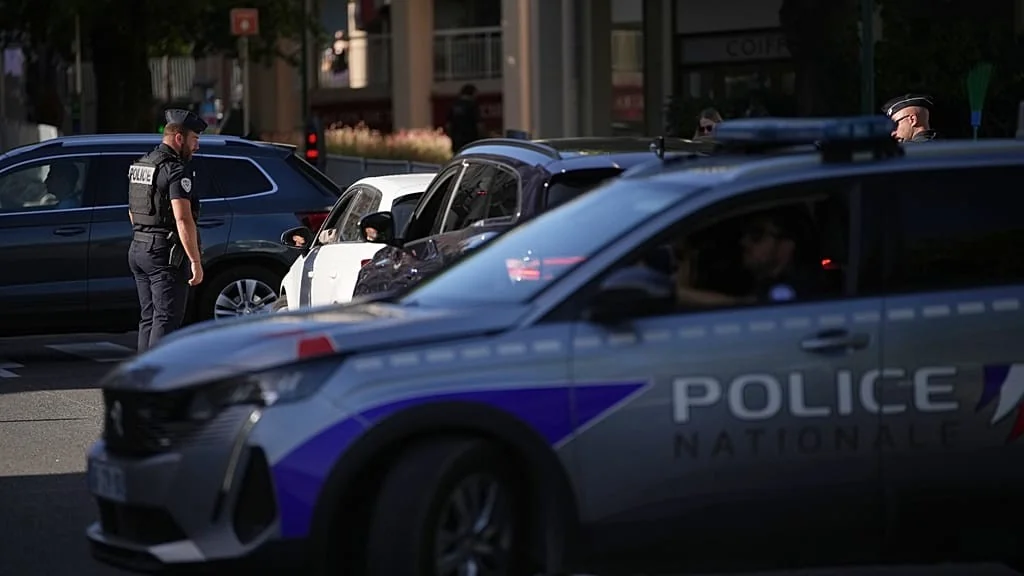 Atropelamento em Caen: motorista lança carro contra pedestres em frente à estação — 1 morto e 10 feridos