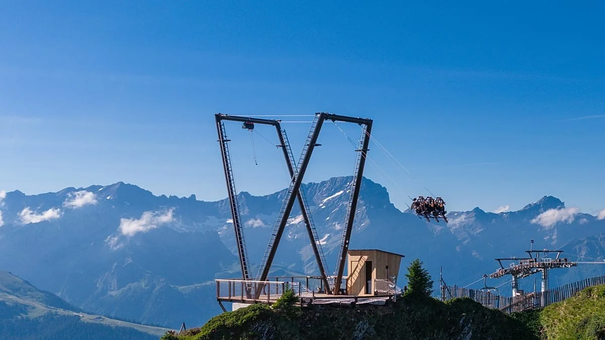 Novo baloiço gigante em Villars permite 'voar' sobre os Alpes a 2.110 m