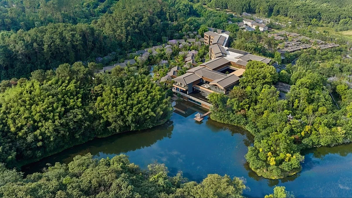 Banyan Tree inaugura resort de luxo no Monte Emei: piscinas termais, bosque de bambu e hospitalidade sofisticada
