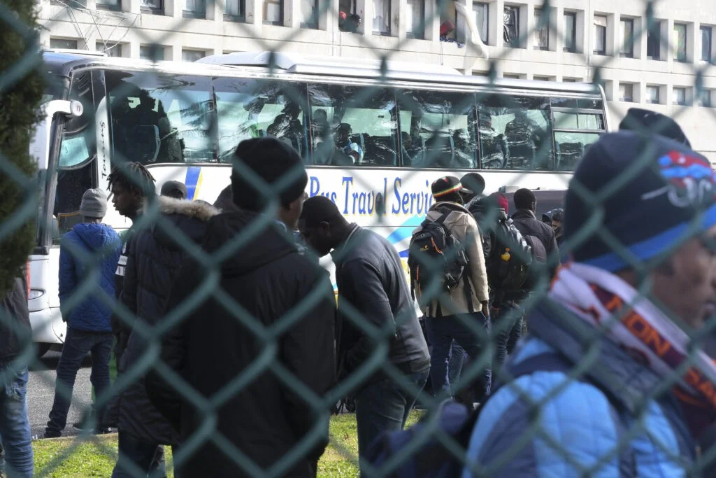 Bélgica: requerentes de asilo convocados ao Escritório de Imigração e em seguida detidos, diz Le Soir