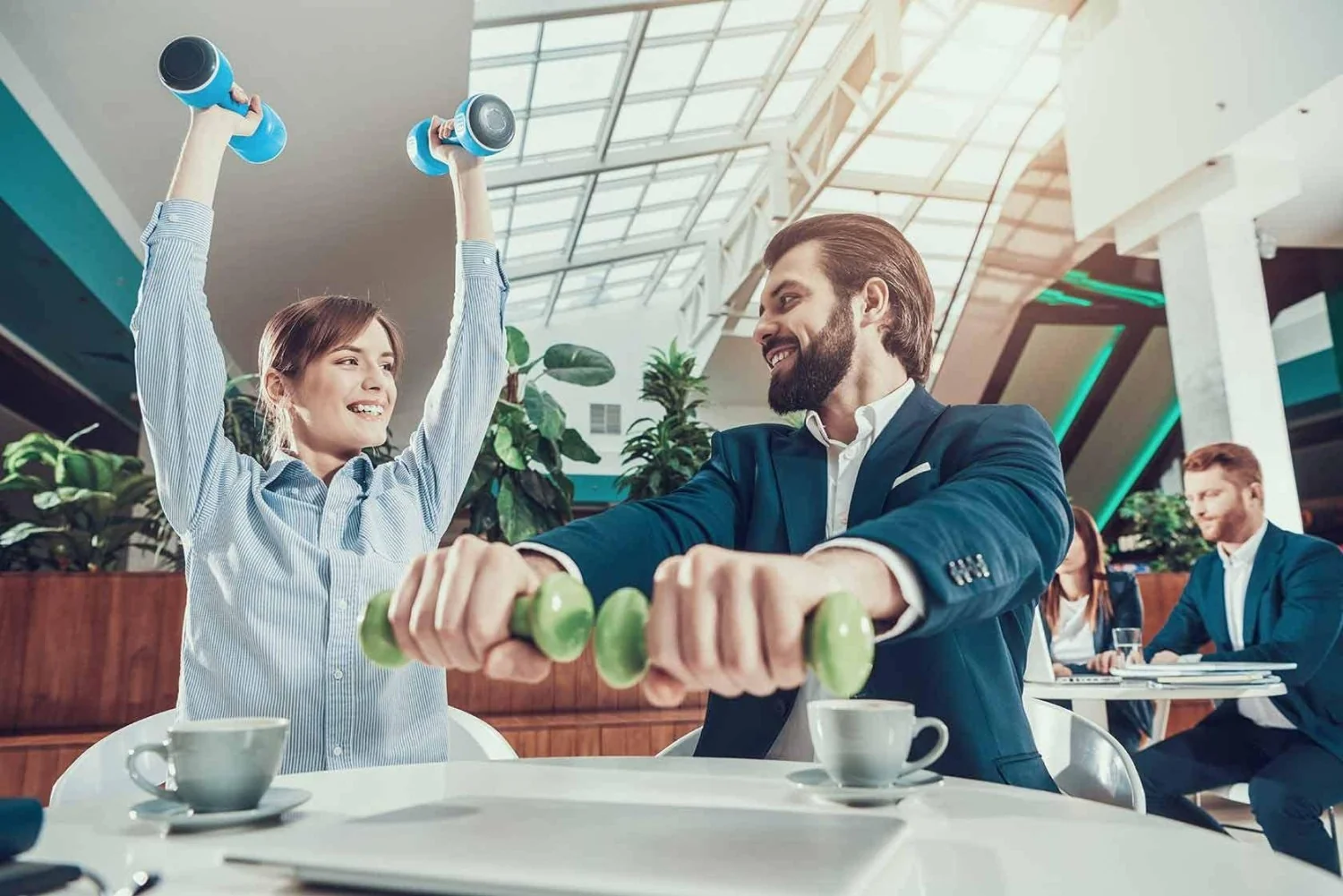 Como manter o bem-estar corporativo no verão: guia prático de HR com dicas de Wellhub e Nutrium