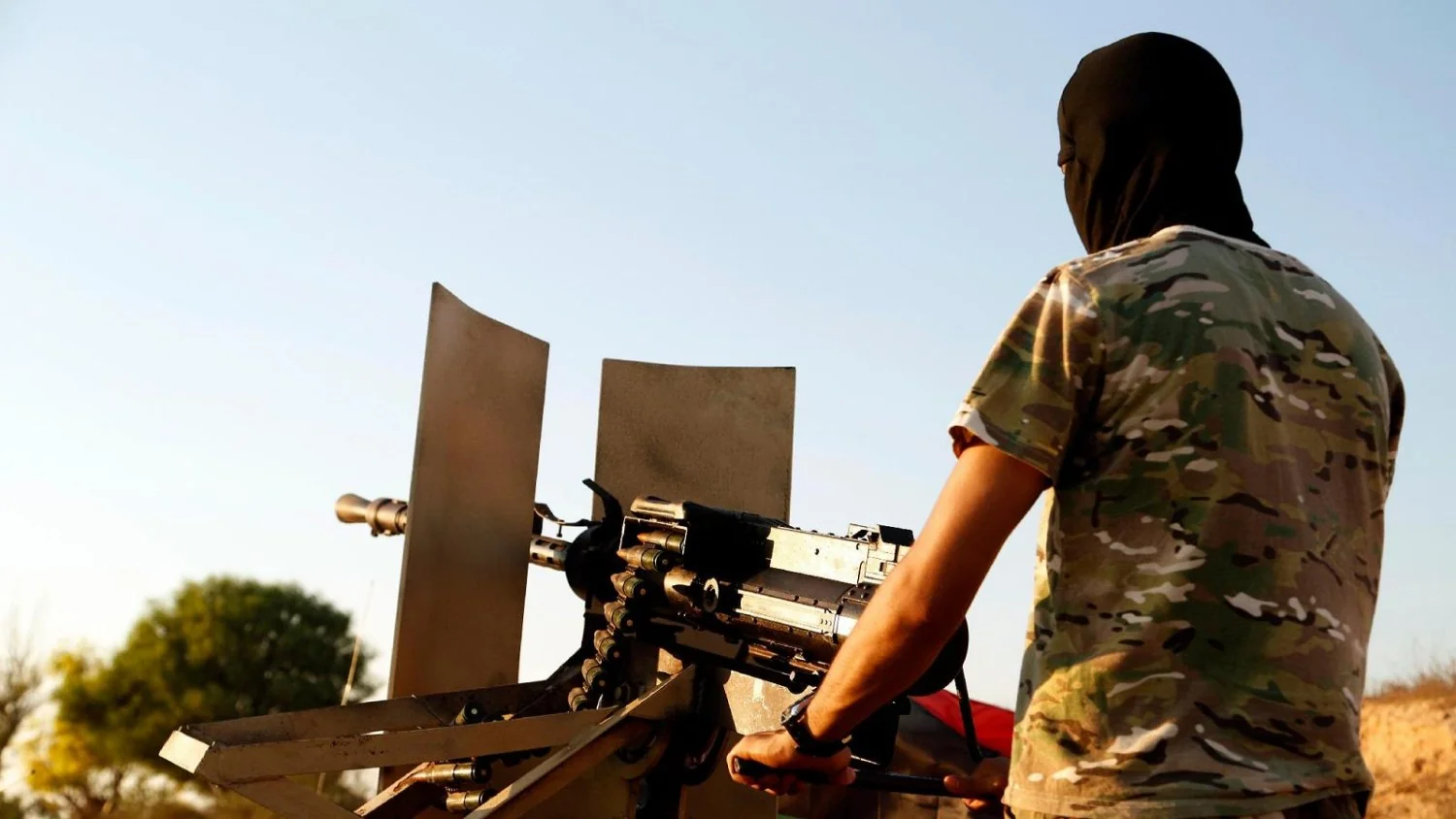 Bengasi: morto Fawzi Al-Mansouri, chefe da inteligência militar das forças de Haftar em ataque com explosivo