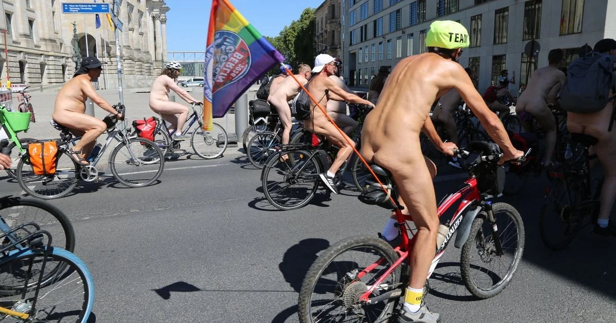 Quase 500 pedalaram nus por Berlim em defesa do naturismo e da diversidade corporal