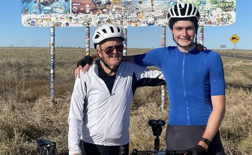 Atravessou a Austrália de bicicleta aos 82 anos com o neto por caridade e morre após festa em Rose Bay