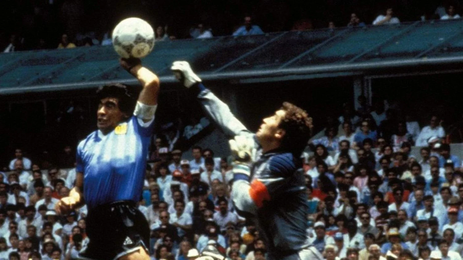 Bola da "Mão de Deus" de Maradona vai a leilão com estimativa recorde de US$ 10 milhões