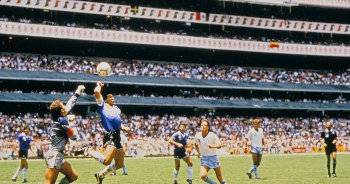Bola da 'Mão de Deus' de Maradona vai a leilão nos EUA com expectativa superior a US$10 milhões