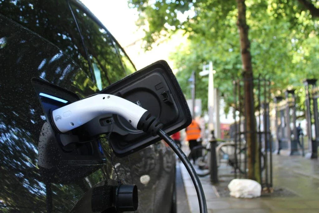 Boom de carros elétricos na UE: +29,7% em 2025, mas ainda minoria nas estradas