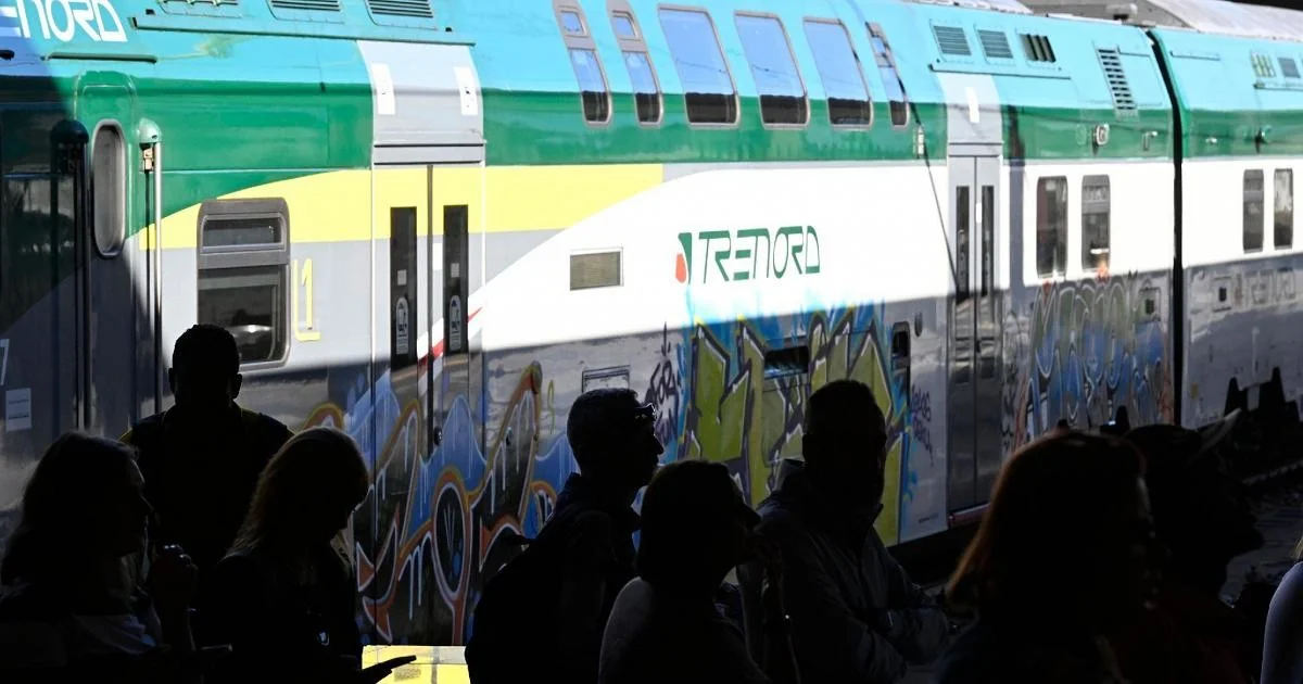 Passageiro de 74 anos fica gravemente ferido ao ficar preso entre as portas de um trem na estação Bovisa, em Milão
