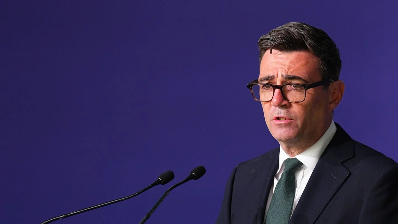 Burnham vai a Quieve para o cume dos Voluntários e autoriza transferência sobre o míssil SCALP