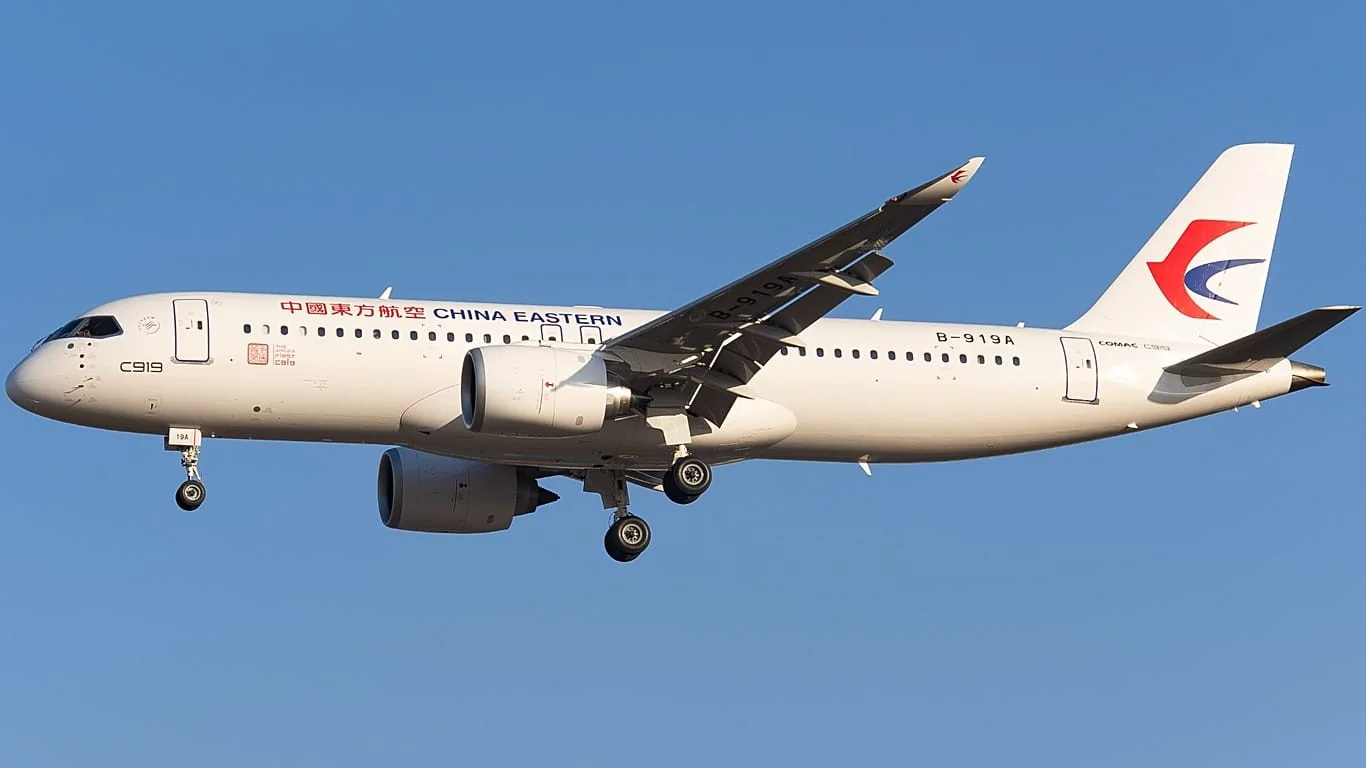 C919 faz primeiro voo internacional e desafia Boeing e Airbus: marco para a aviação chinesa