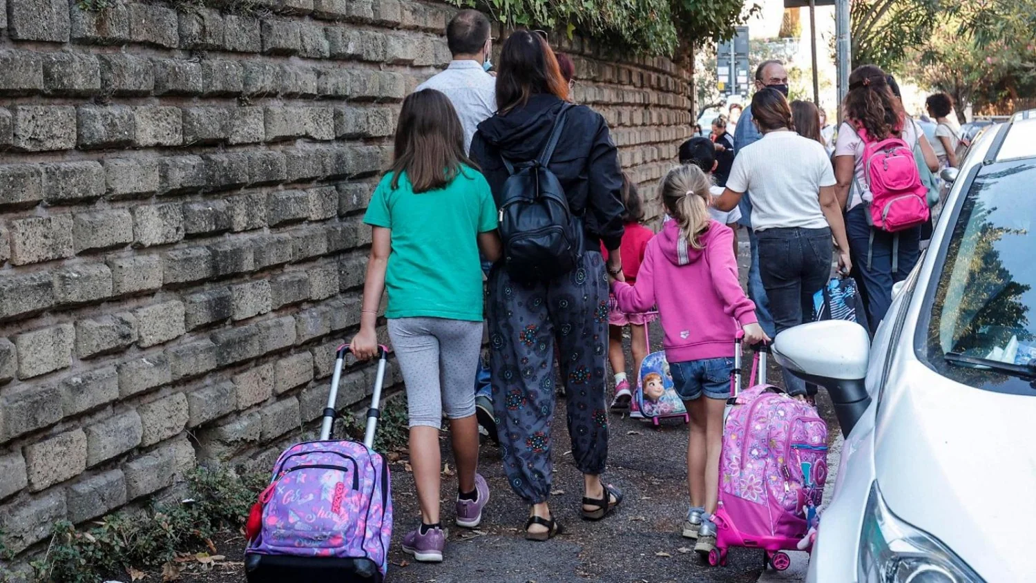 Ano escolar 2026/2027: calendário por região e datas-chave para início das aulas e exames