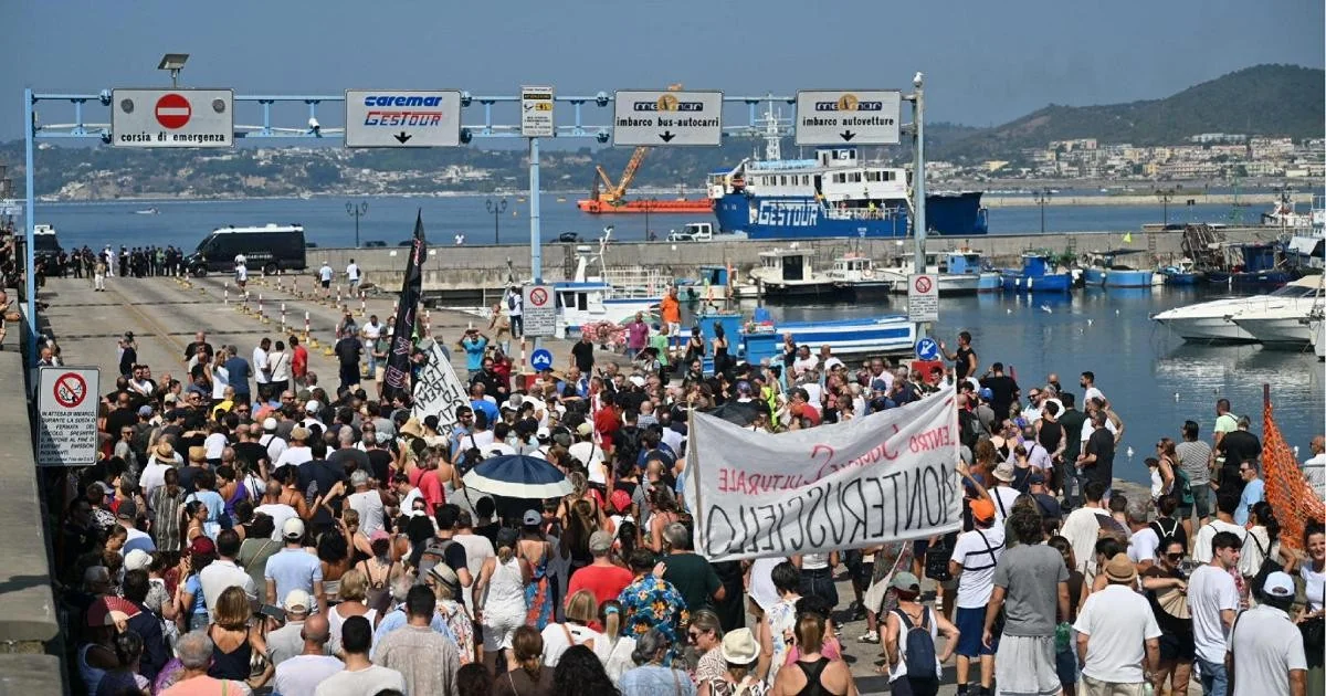 Campi Flegrei: moradores de Pozzuoli bloqueiam porto por falta de água e pedem abrigo para desalojados