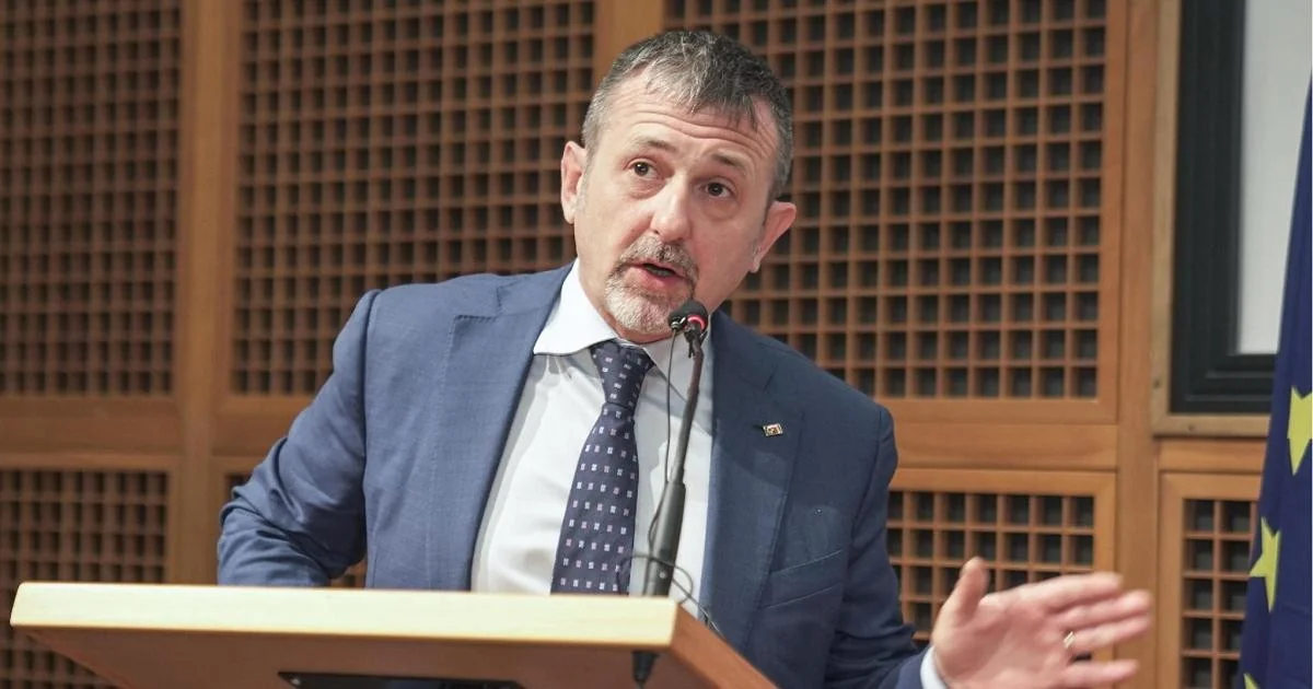 Caso Delmastro: impasse em Montecitorio por acesso às chat privadas provoca protestos e divisão na maioria