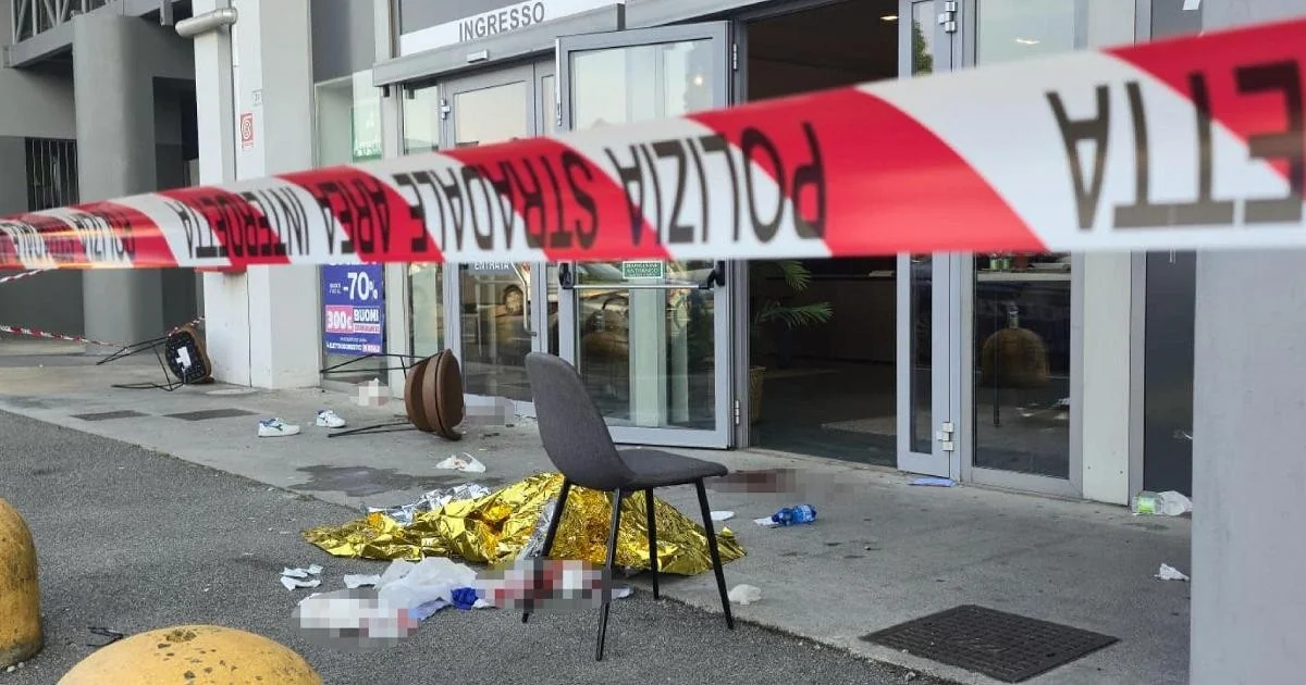 Castenedolo (Brescia): mulher esfaqueada fora de centro comercial; ex-marido é preso por tentativa de feminicídio