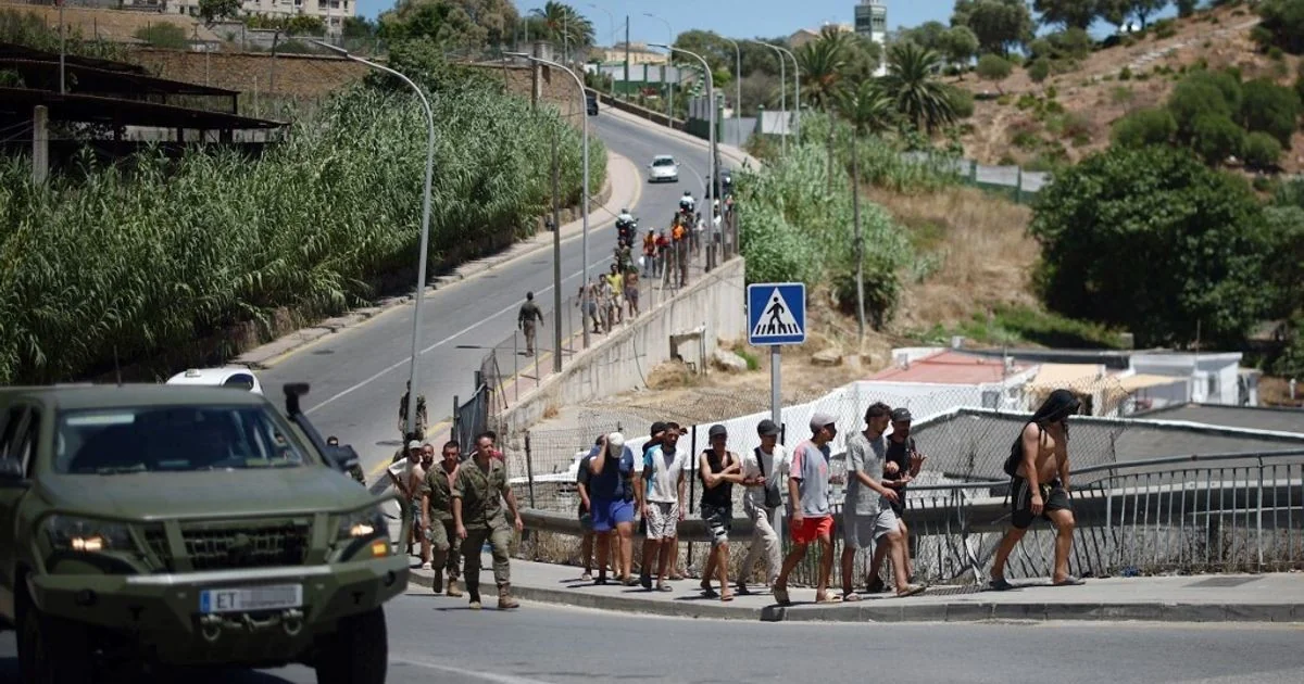 Guardia Civil identifica agentes dos serviços secretos do Marrocos infiltrados entre migrantes que entraram em Ceuta