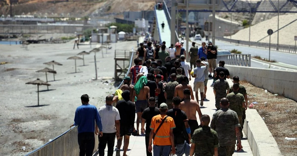 Ceuta volta à calma, mas aumenta o choque diplomático Roma-Madrid pela crise migratória