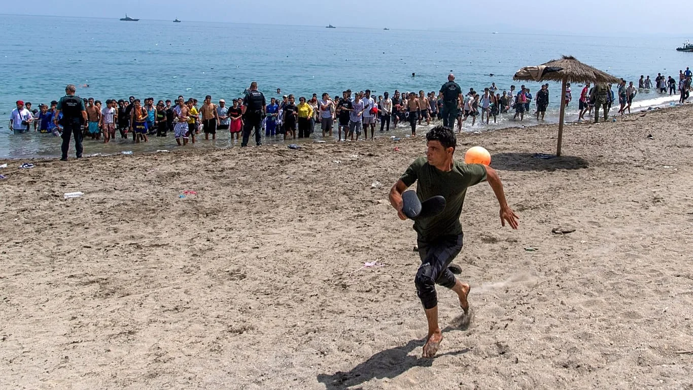 Ceuta: Desocupação do acampamento de 4.000 migrantes na praia do Trampolín inicia operação conjunta