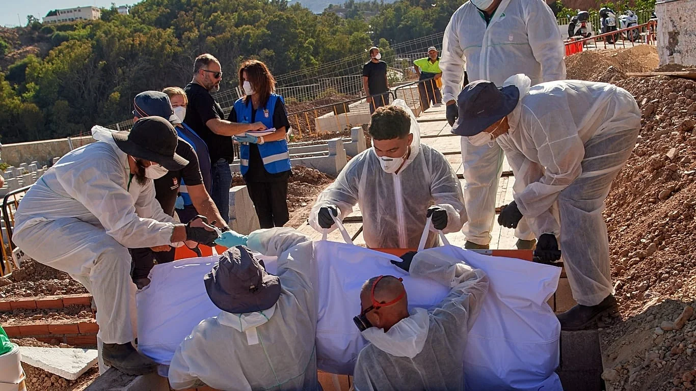 Ceuta enterra 18 migrantes após crise na fronteira com Marrocos; impasse sobre repatriação persiste