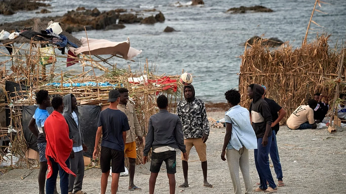 Ceuta: Guardia Civil prende migrante por suposta agressão sexual na praia de Calamocarro