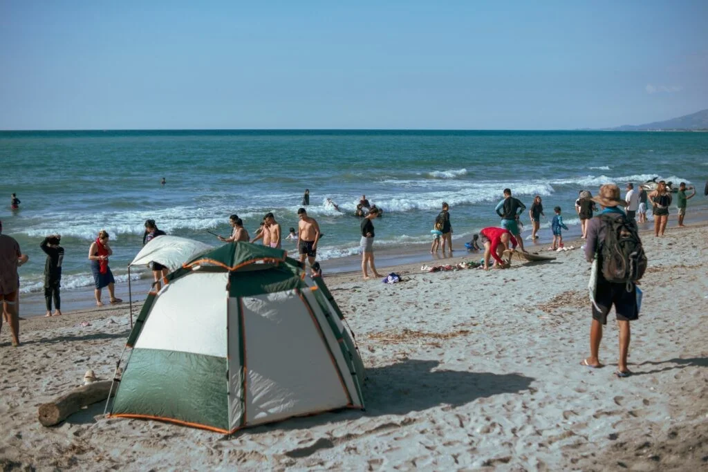 Ceuta inicia remoção de acampamentos na praia e ruas; novos abrigos militares recebem 1.800 migrantes