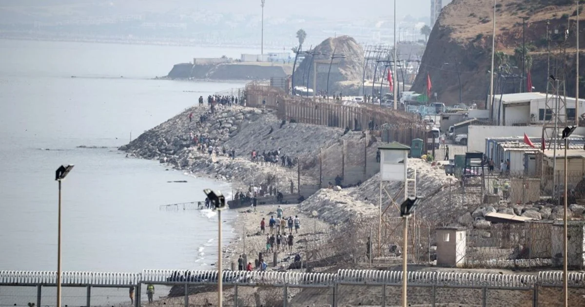 Ceuta: Marrocos frustra tentativa massiva de entrada de migrantes e expulsa equipes da EFE e TVE