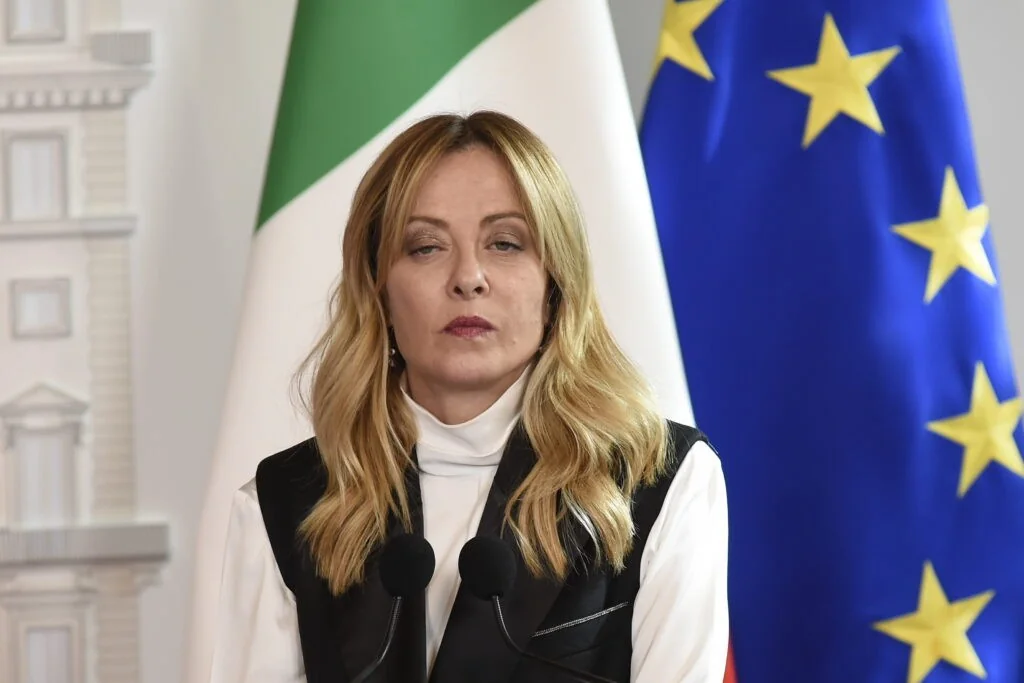 Crise de Ceuta expõe fissuras: Meloni ergue muro e a Europa se fragmenta sobre a imigração