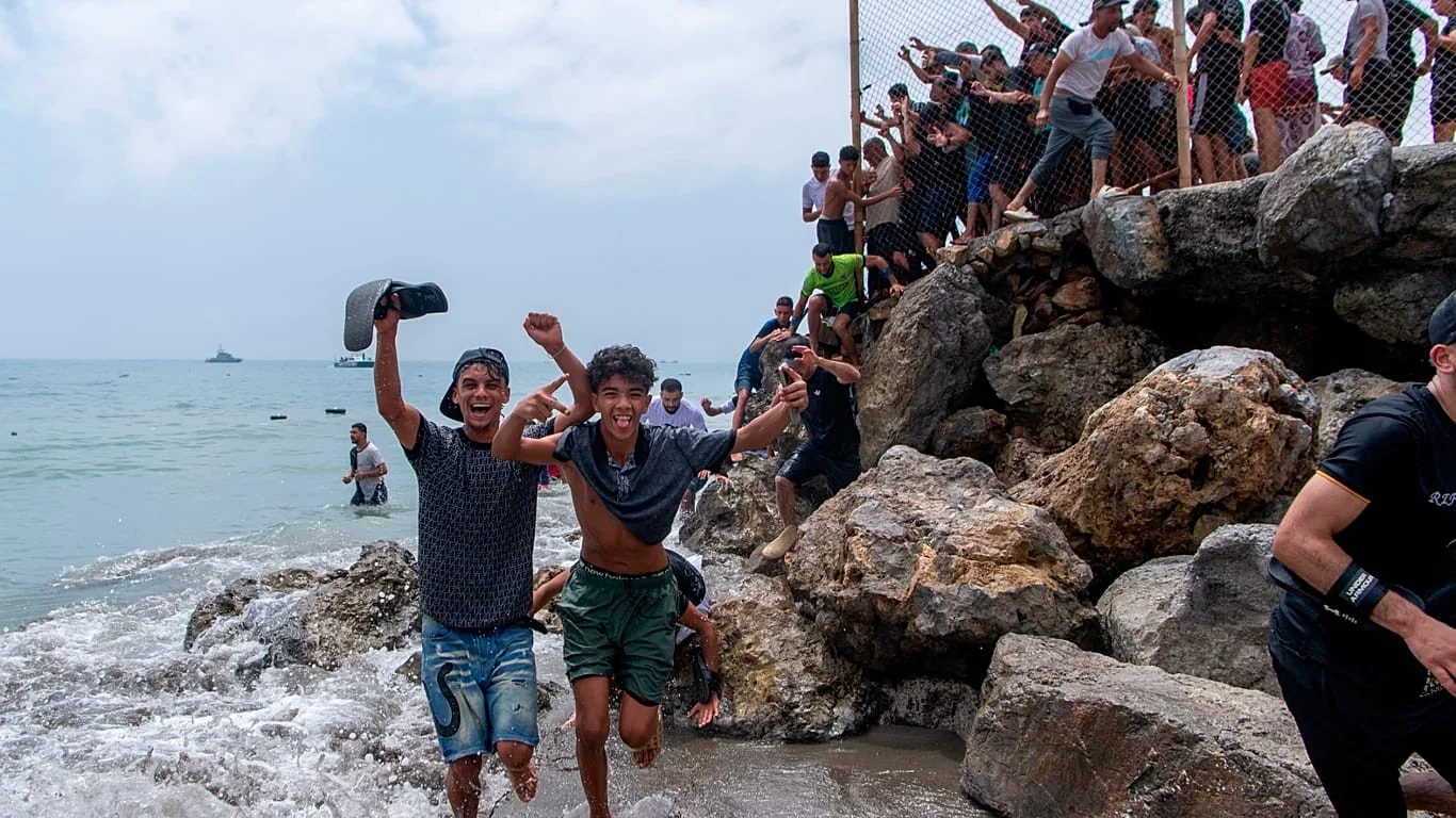Reagrupamento familiar em Ceuta: como ficam os menores migrantes ao completar 18 anos