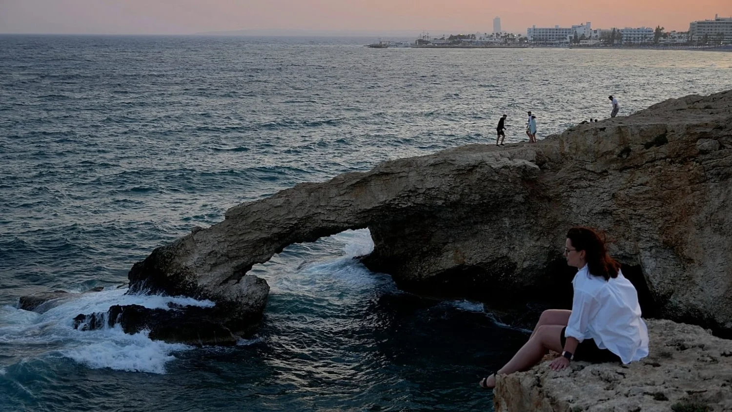 Queda do turismo em Chipre chega a 40%, mas sinais de recuperação iluminam Agia Napa
