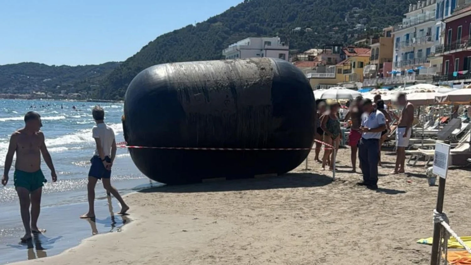 Cilindro gigante encalha na praia de Alassio; autoridades acionam remoção do possível parabordo
