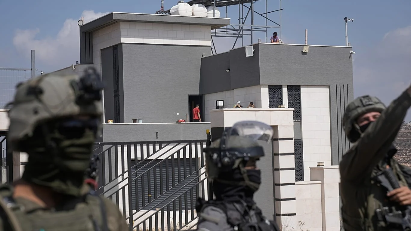 Cisjordânia: cinco ativistas italianos removidos de casas palestinas cercadas por colonos em Qusra