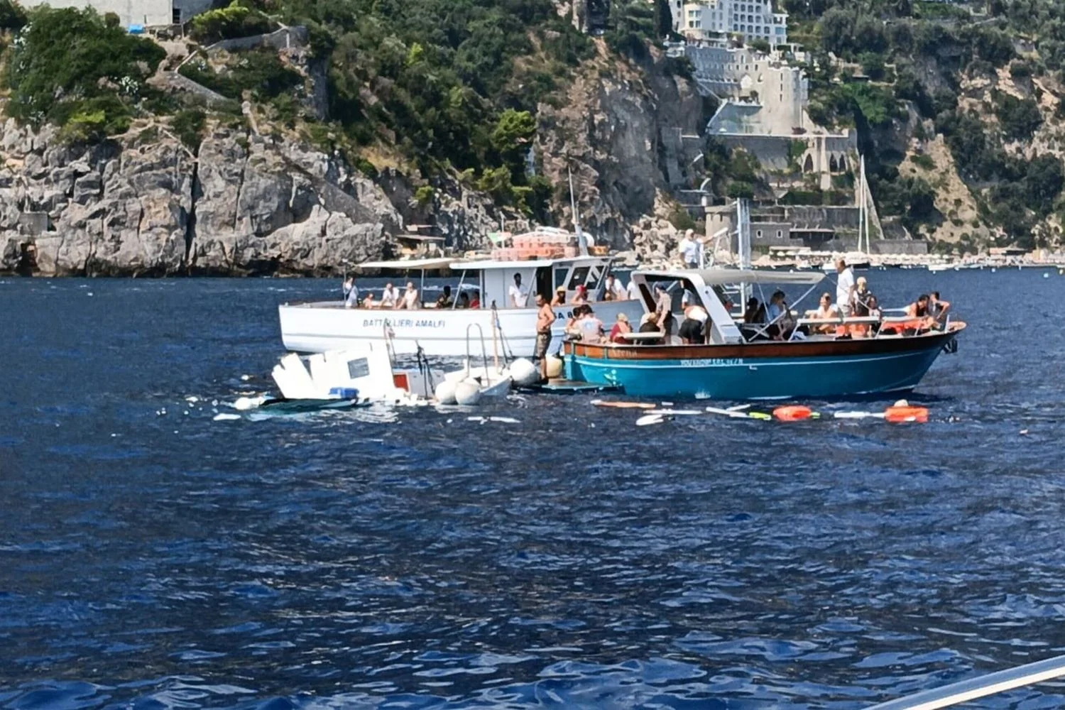 Colisão entre gozzi em Amalfi: 'Alekso' afunda e tripulação é resgatada