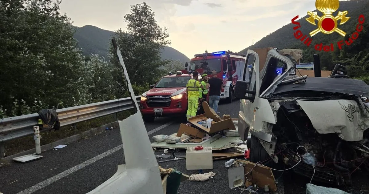 Colisão na superstrada Rieti-Terni deixa 6 mortos e 26 feridos; investigação em curso
