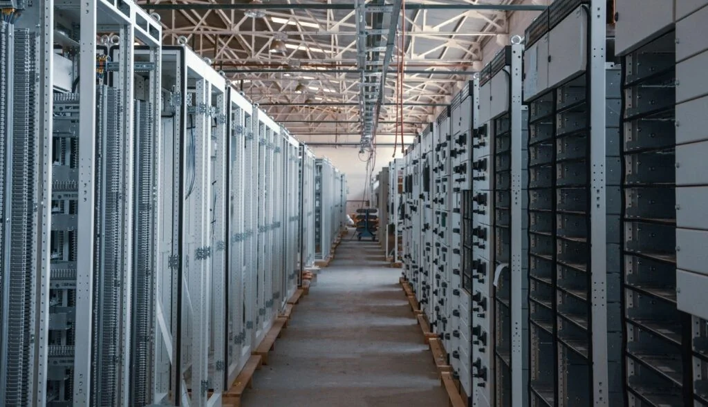 Comissão Europeia aprova joint venture entre Khazna e ENI para data centers; sem riscos de concorrência
