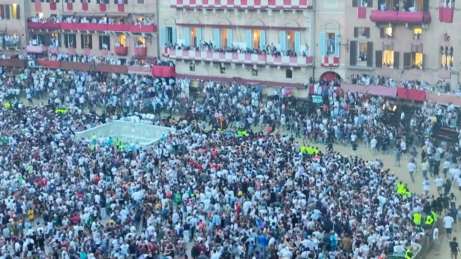 Contrada del Nicchio quebra jejum de 28 anos e vence o Palio dell'Assunta; Tittia cai após a chegada