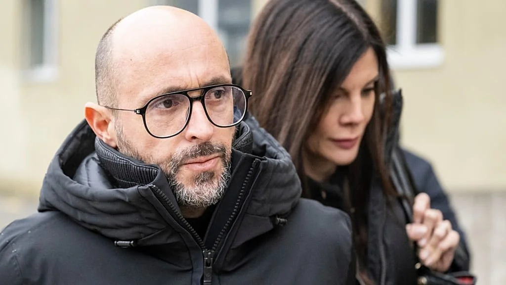 Crans-Montana: proprietário do Le Constellation detido por agressão à esposa enquanto investigações sobre o incêndio continuam