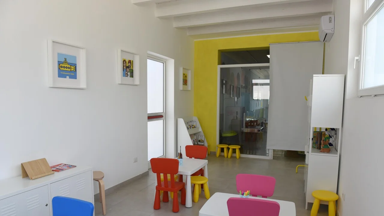 Creche sem ar-condicionado em Bologna: pediatra denuncia mal-estar do filho e propõe solução