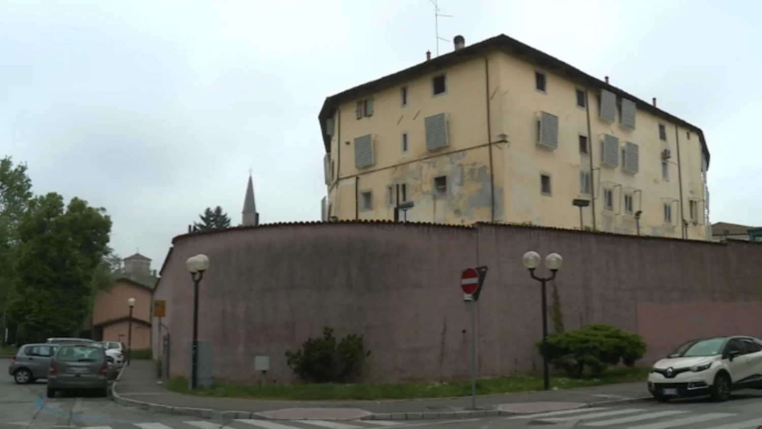 Detento de 19 anos morre por inalação de monóxido após incêndio em cela no Castello di Pordenone
