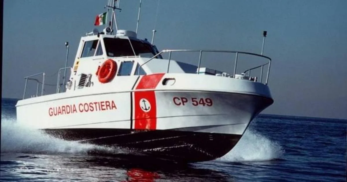 Diretor de 29 anos morre ao ser atingido pela hélice de um gommone em Lampedusa