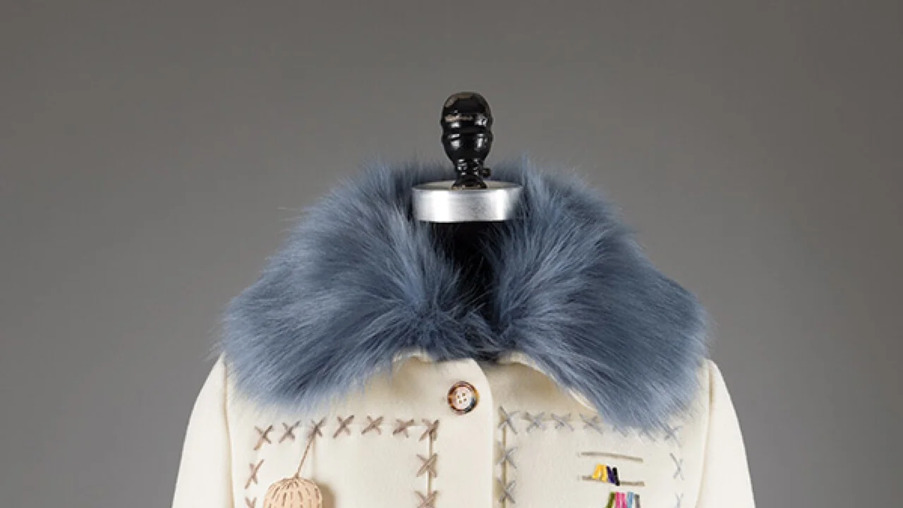 Doll Dressing: a exposição de outono do FIT em Nova York celebra a moda através das bonecas
