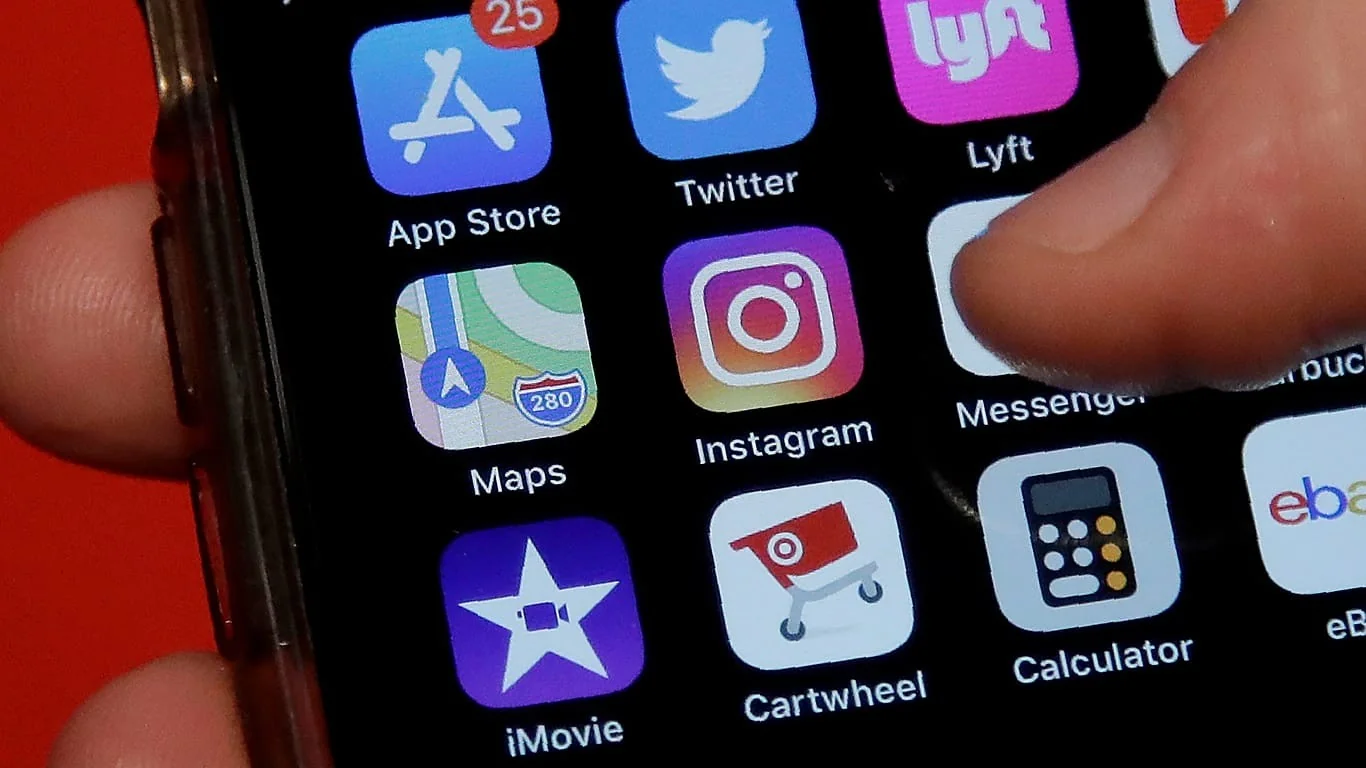 Do Doomscrolling à Nomofobia: como as novas dependências digitais estão redesenhando nosso cérebro