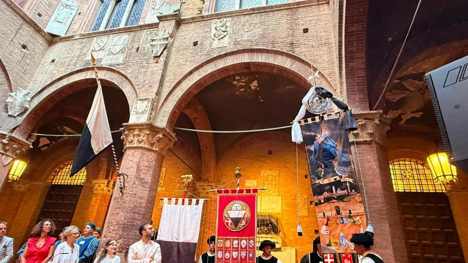 Drappellone de Teodora Axente antecipa o Palio de Siena 2026: uma alegoria entre ritual e memória