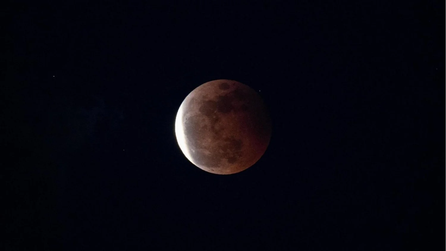 Eclipse lunar em 28 de agosto: a Lua ficará vermelho‑sangue ao amanhecer na Itália