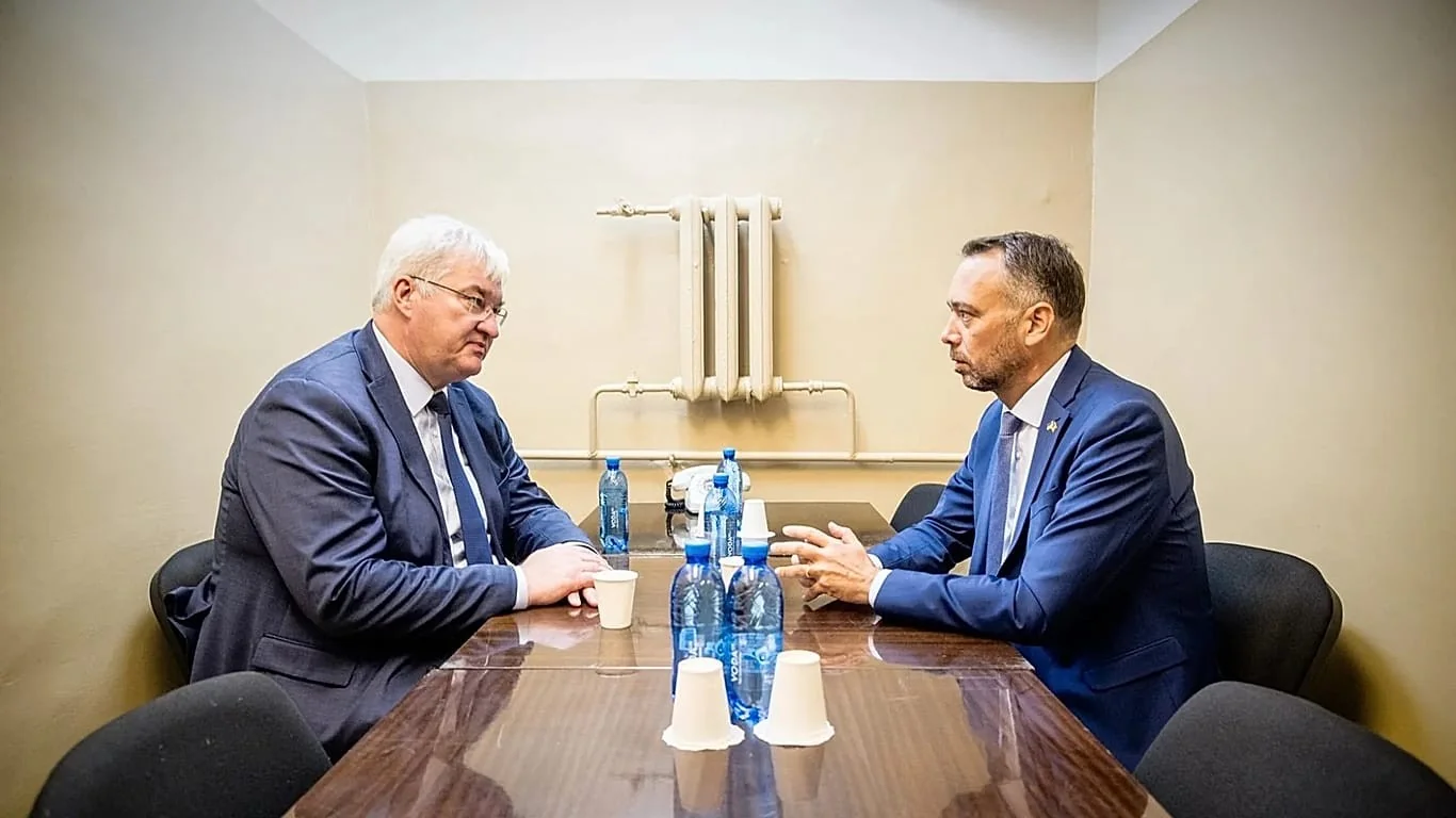 Encontro em abrigo antiaéreo: Ministros da Ucrânia e Bélgica se reúnem em Kiev sob alertas de ataque