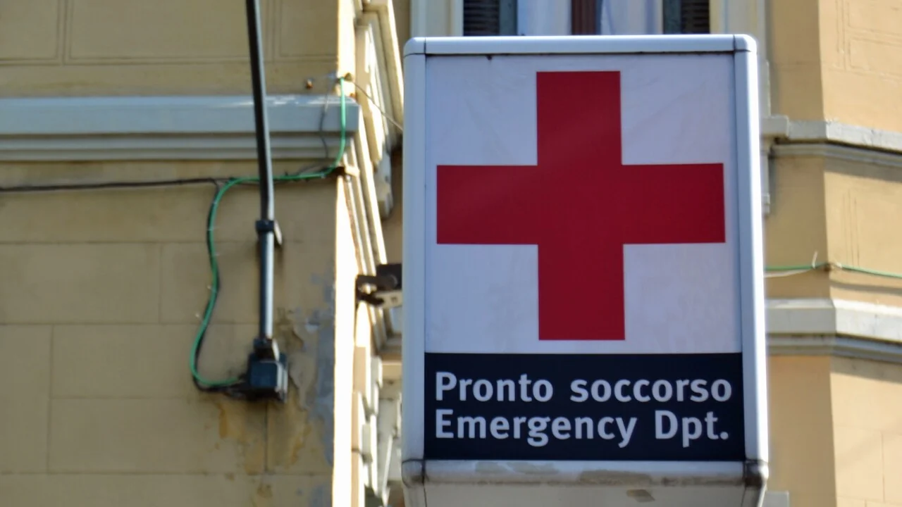 Enfermeira é agredida ao socorrer idosa no hospital San Giuliano, em Giugliano