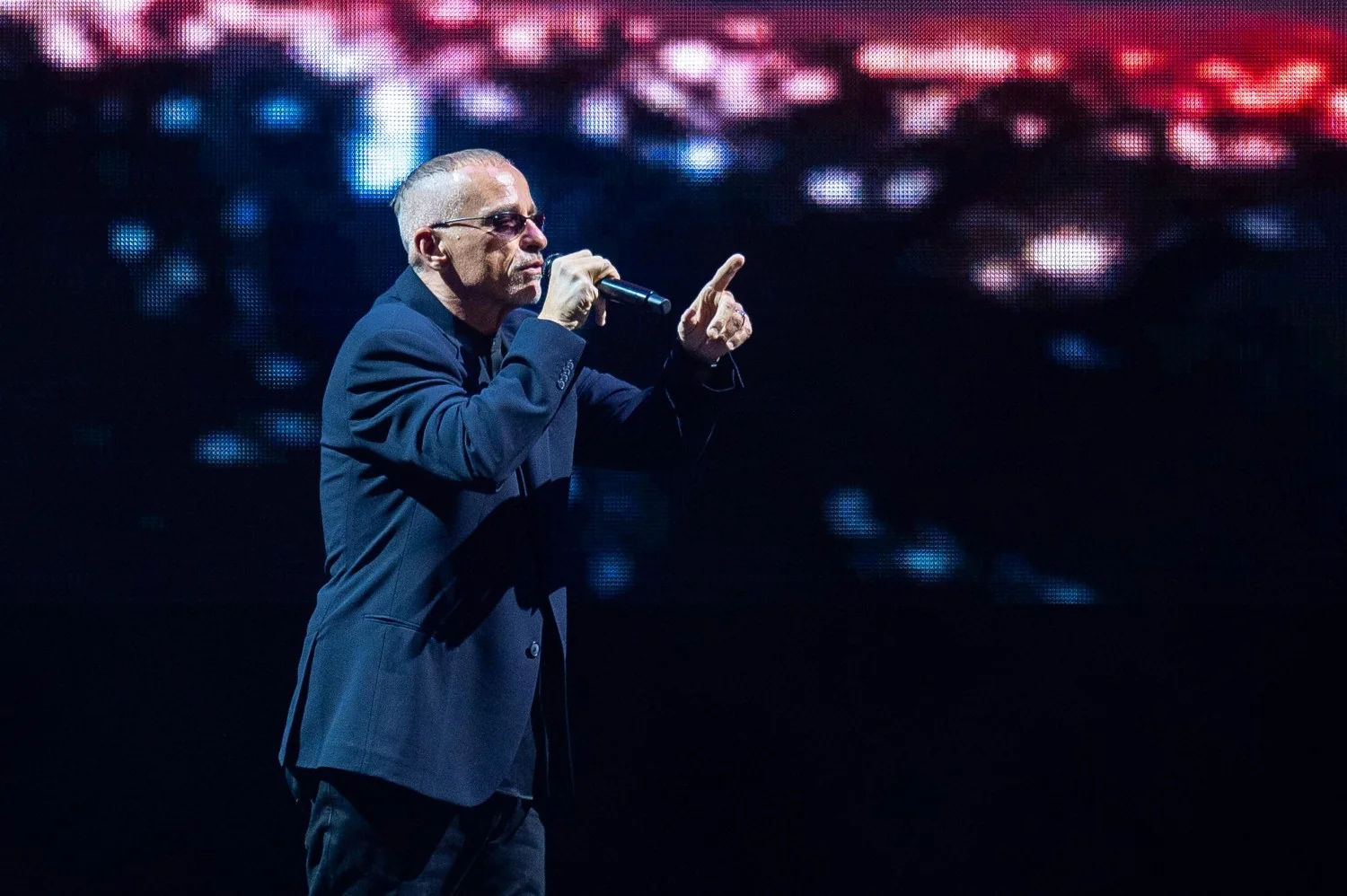 Eros Ramazzotti passa por cirurgia nas cordas vocais e adia tour para 2027