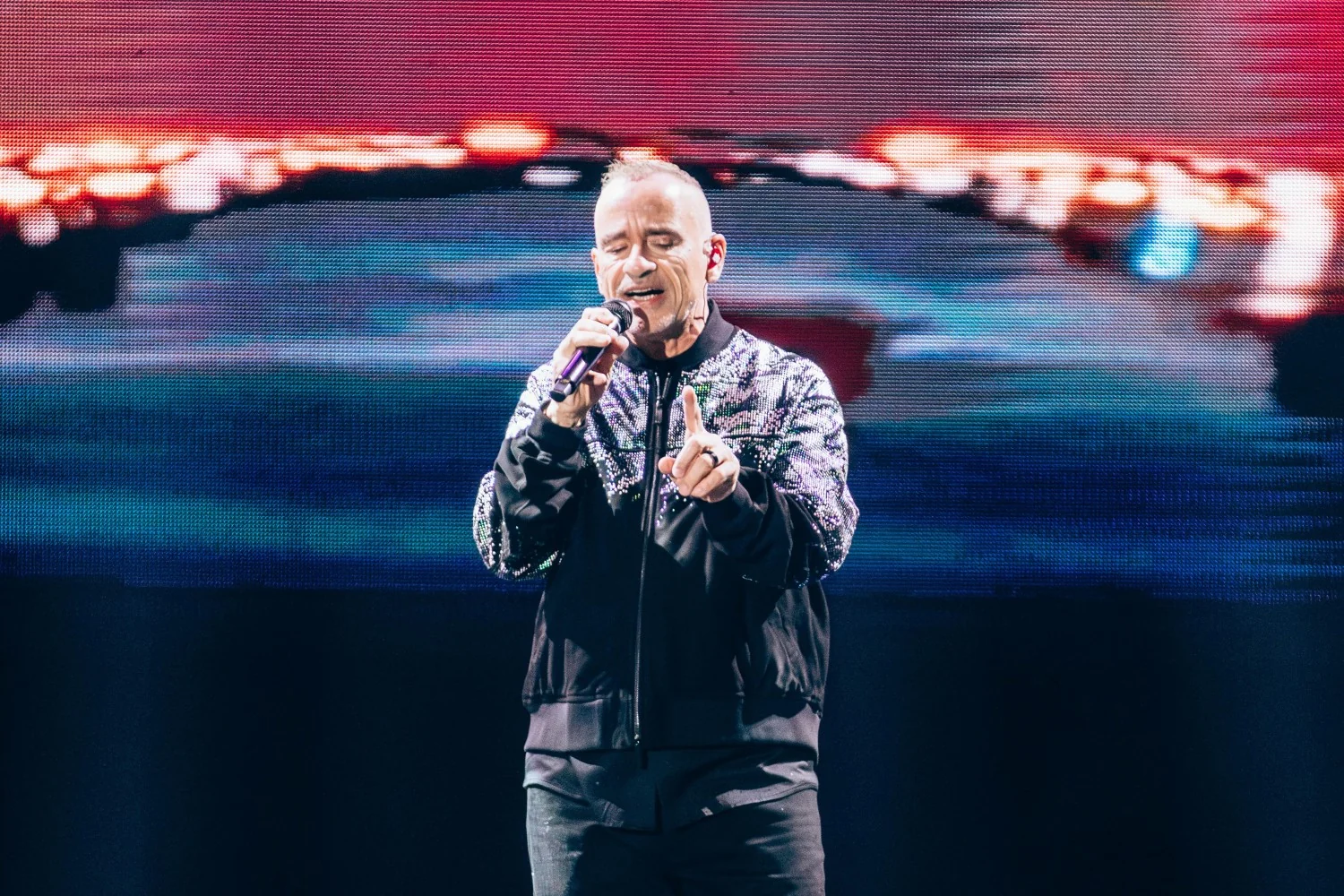 Eros Ramazzotti operado nas cordas vocais: especialista explica riscos, recuperação e impacto na turnê