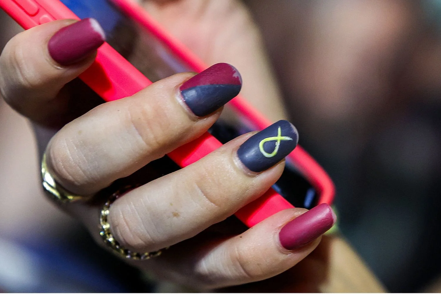 Esmalte transparente que ativa touchscreen torna unhas longas compatíveis com smartphones