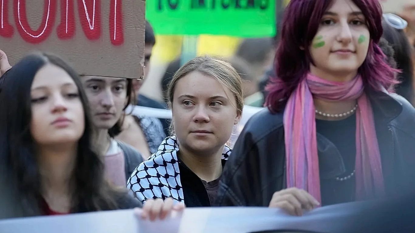 Estocolmo: milhares em marcha pelo clima a poucas semanas das eleições na Suécia