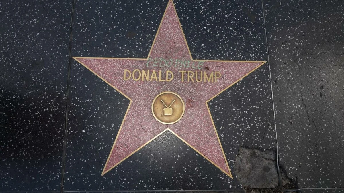 Estrela de Donald Trump na Hollywood Walk of Fame é novamente vandalizada; placa aparece quebrada e pichada